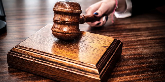 betekenis bagatelliseren, houten rechtershamer